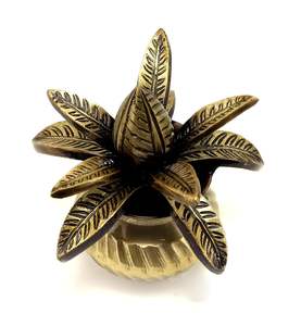 Paire de Diyas suspendues en laiton jaune antique de 9 pouces, motif paon, pour la décoration intérieure et la Pooja pour Diwali et les occasions d'anniversaire - Product Image 3