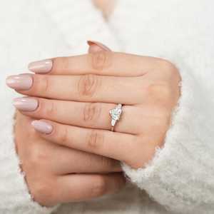 Anillo de Compromiso con Diamante de Laboratorio de Tres Piedras con Corte Corazón LR40598 - Product Image 6