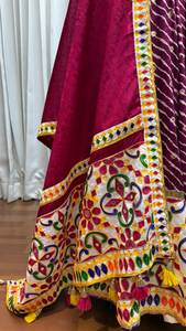 เลเฮนกาโชลีผ้าฝ้ายแท้ลายนูน ดีไซน์ทันสมัย แห้งเร็ว พร้อมผ้าคลุมไหล่ สำหรับงานปาร์ตี้และงานแต่งงาน คอลเลคชั่นทุกฤดูกาล สินค้ามาใหม่ - Product Image 4