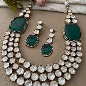 Ensemble de collier Kundan double vert naturel, émeraude, triple rangée, Polki Kundan non taillé, ensemble de bijoux de mariage, collier avec boucles d'oreilles - Product Image 6