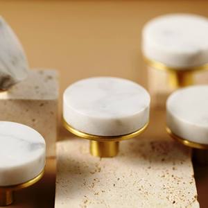 HANEMADE Acheter des boutons de prisme en marbre blanc et laiton Boutons de bouton d'armoire modernes avec taille de forme de couleur personnalisée Fabriqué en Inde Article - Product Image 5