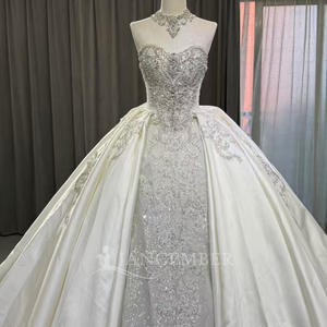 Vestido de Novia de Gala OY014 Exclusivo con Escote Corazón, Satén, Plumas, Cola Capilla y Flores de Encaje - Product Image 3