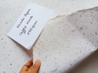 Papier Khadi fait main à base de coques de café, idéal pour les fournisseurs de papeterie de mariage et les fabricants de journaux