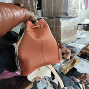 Couverture de selle en cuir de vachette de l'ouest sac seau design bohème sac seau usiné main floral sac fourre-tout de fabricant indien en gros - Product Image 3