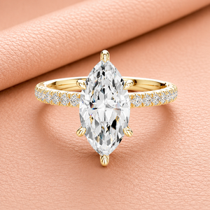 Bague de fiançailles solitaire en or jaune 14K massif, taille marquise, avec accents de diamants de laboratoire pavés et pierre centrale sertie à griffes - Product Image 1