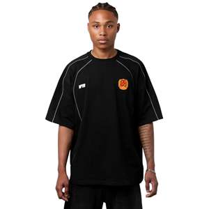 T-shirt de style football surdimensionné pour homme, coton 270GSM, épaules tombantes, streetwear, avec badge brodé sur la poitrine - Product Image 1