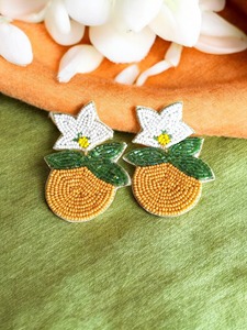Pendientes Colgantes con Cuentas de Semillas de Calabaza Hocus Pocus - Pendientes Bordados con Cuentas de Semillas Naranja y Negra Hechos a Mano en India JAVED HANDICRAFTS - Product Image 6