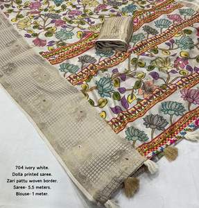 Saree in Seta Morbida <span class=keywords><strong>Dolla</strong></span> da Donna con Pattu Tessuto Zari e Bordo, e Lavorazione a Specchio Aari sul Pallu del Saree - Disponibile - Product Image 2
