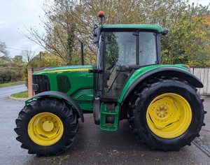 Tracteur à roues John Deere 6320 Diesel 100 CV 4x4 avec boîte de vitesses, cabine fermée pour moteur, garantie de 2 ans pour les travaux agricoles - Product Image 2