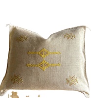 Coussin décoratif marocain bohème fait main 100% coton slub 50x50cm avec fermeture éclair dissimulée au dos, pompons touffetés et motif feuille