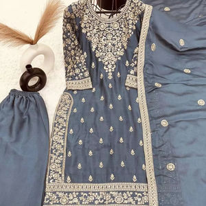 Nouvelle collection prête à l'emploi avec soie de Chinnon pure et séquence de broderie lourde haut-bas et ensemble Dupatta entièrement cousu - Product Image 1