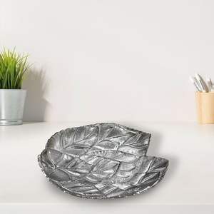 Bol de service en fonte d'aluminium sculpté avec un design abstrait et une forme profonde adapté à la décoration intérieure ou aux tables à manger formelles - Product Image 2