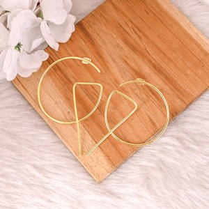 Lot de 25 paires de boucles d'oreilles en laiton plaqué or au design occidental unique. Bijoux de fiançailles de mariage à la mode pour les fêtes. - Product Image 3