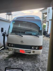 Autobús Usado COASTER 2014, Volante a la Izquierda, Diésel, Asientos de Cuero, Transmisión Automática, Techo Solar, Envío Gratis - Product Image 2