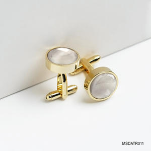 Une paire de boutons de manchette haut de gamme plaqués or 18 carats pour hommes avec pierres précieuses en agate blanche Fengshui (MSDATR011) de la collection Tinh Vu - Product Image 2