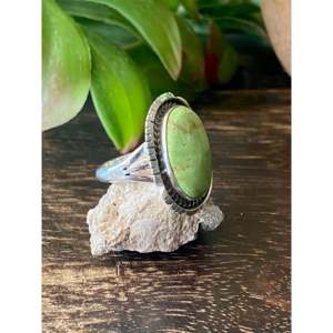 Anillo Estilo Boho Hecho por Artesanos Navajo con Gaspeita Australiana y Plata de Ley, Talla 6, con Turquesa Natural y Ópalo Engastado en Bisel para Uso Diario - Product Image 3