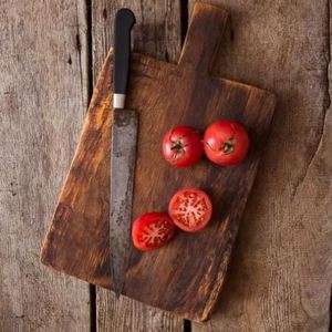 Nueva tabla de cortar de madera versátil hecha a mano con acabado pulido, aspecto atemporal y funcionalidad - Product Image 4