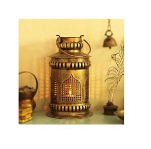 Lanterne bougeoir à LED en métal décoratif doré vintage pour les fêtes et les mariages à l'intérieur et à l'extérieur - Product Image 1