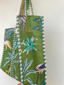 Bolsa de Mano Grande de Algodón Acolchado Hecha a Mano: Bolso de Hombro con Estampado de Bloques para Compras, Viajes, Yoga y Gimnasio, Bolsas de Regalo de Invierno - Product Image 4