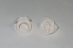 Bague fleur en résine blanche ajustement réglable grand accessoire de déclaration sculpté à la main motif rose fournisseur de bijoux de mode - Product Image 2