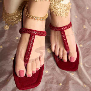 Chaussures décontractées pour femmes fabriquées au Pakistan, qualité supérieure, semelle extérieure en cuir naturel antidérapante, dessus en velours, en stock - Product Image 3