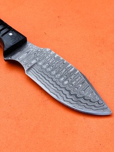 Cuchillo de caza y desollado de acero de Damasco hecho a mano con Funda de cuero personalizable opciones OEM disponibles - Product Image 4