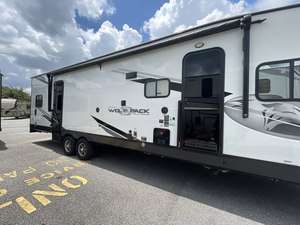 Autocaravana Usada 2023 F-o-r-e-s-t R-i-v-e-r Wolf Pack 25PACK12, Casa Rodante, Remolque de Camping, Autocaravana con Tienda de Campaña en el Techo - Product Image 2