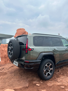 SUV Grande Usado 2024 Gasolina/Petróleo 4x4 5 Puertas 5 Asientos Transmisión Automática Plataforma Utilitaria Robusta Suministrado con Turbo Izquierdo R17 - Product Image 5