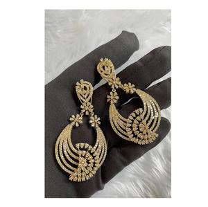 Elegantes pendientes de oro amarillo de 14kt para mujer, colección única con claridad de diamantes naturales en venta - Product Image 1