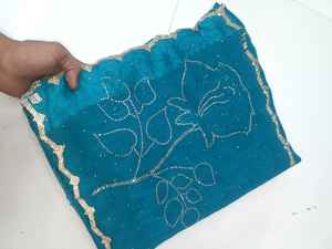 Sari de Seda Brasso de Diseñador con Hermoso Diseño de Bordado Siroski y Calado para Mujeres Adultas Indias/Pakistaníes - Product Image 4