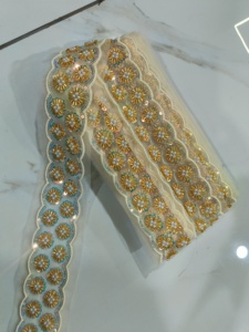 Garniture en dentelle perlée de luxe avec cristaux pour design de mode Dentelle perlée fantaisie avec fleurs 3D pour combo paillettes et perles haute couture - Product Image 3