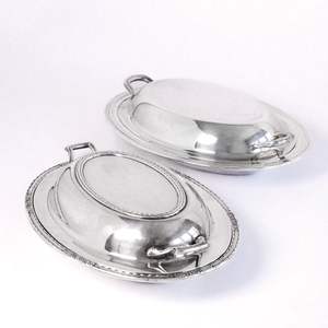 Plato DE SERVICIO DE METAL vintage con encanto retro perfecto para coleccionistas de antigüedades y entusiastas de la decoración del patrimonio en todo el mundo - Product Image 4