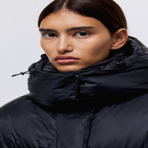 เสื้อแจ็คเก็ตพัฟเฟอร์ผู้หญิงแบบสั่งทำ ทันสมัย อุ่น น้ำหนักเบา มีฮู้ด แฟชั่น กันน้ำ สำหรับฤดูหนาว ใส่กลางแจ้ง เป็นมิตรกับสิ่งแวดล้อม แบบเย็บติดกัน สไตล์สตรีทแวร์ - Product Image 5