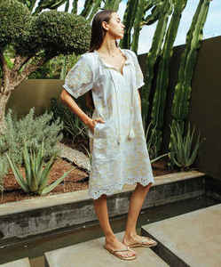 Gloucester ชุดเดรสเหนือเข่าผ้าคอตตอนเนื้อนุ่มแต่งขอบด้วยผ้าลูกไม้สีทองที่ได้ลายดอกเดซี่ตัดกัน - Product Image 5