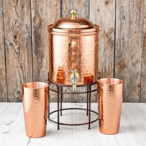 Ensemble élégant de distributeur d'eau martelé en cuivre avec support en métal écologique et 2 gobelets pour boire à la maison et offrir en cadeau - Product Image 2