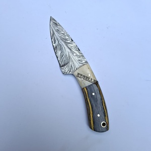 Cuchillo de Caza y Camping de Acero de Damasco con Patrón de Plumas Hecho a Mano, Hoja Fija con Mango de Hueso y Madera Pakka - Product Image 3