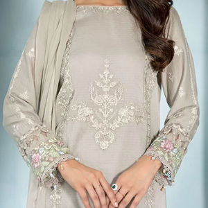 Costume Salwar Kameez de style traditionnel pakistanais pour femmes 2025 en soie pour la fête - Product Image 3