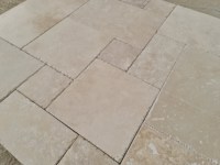 2025 ensemble de carreaux de pierre naturelle motif français en travertin rustique de Turkiye 1.2cm d'épaisseur brossé bord ciselé finition remplie aiguisée