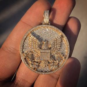 จี้เพชรโมอิสซาไนต์ทรงกลม 3 กะรัต ชุบทองคำขาว 14K บนตัวเรือนเงินสเตอร์ลิง พร้อมจี้โลโก้สไตล์ฮิปฮอปประดับเพชรทรงปรินเซสคัท - Product Image 1