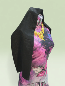 Conjunto de Vestido Swiss Dirac con Estampado Floral Negro, Morado y Gris, con Chal Negro y Garbasaar Gris Bordado - Product Image 2