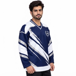 Maillot de hockey sur glace élégant, fabriqué avec un tissu durable et une construction confortable, offrant une finition soignée et des coutures robustes. - Product Image 4