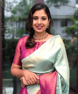 Vibrant Exquisite Designer Exclusive Wholesale Surat Banarasi Sari avec travail de perles et travail à la main pour les achats en gros. - Product Image 3