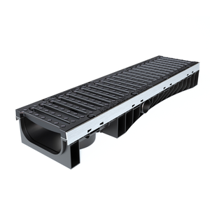 Technodrain Italian TCEL200SD18GS Canal de drainage HDPE D400 avec grille en fonte ductile moderne à fentes de 18 mm et kit de barres de fixation pour extérieur - Product Image 1