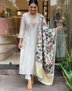 Ensemble Kurti exclusif pour femmes avec embellissements de séquence élégants Célébrez votre culture dans le style disponible à un prix abordable - Product Image 3