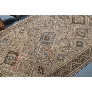 พรมขนสัตว์ตุรกีวินเทจขนาด5.3x8.2ฟุตลายปะต่อสีน้ำตาลเบจพร้อมแผ่นรองยางพาราดีไซน์โถงทางเดินทรงสี่เหลี่ยมสำหรับข้างเตียง - Product Image 5