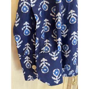 Camisa de Chifón Holgada para Mujer, Estampado Floral Índigo Oscuro, Logotipo Bordado, Botones, Estilo Casual Occidental, Tallas XL, Primavera Otoño - Product Image 3