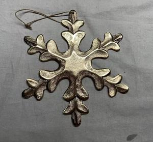 Copos de nieve de metal rústico, forma redonda minimalista sin óxido, decoración navideña y navideña, etiqueta de regalo, copo de nieve, uso de forma personalizada - Product Image 2
