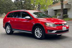 Volkswagen Golf Alltrack S 2019 d'occasion en excellent état, boîte manuelle 6 vitesses, transmission intégrale, rouge Tornado, provenance Californie, sans réserve - Product Image 5
