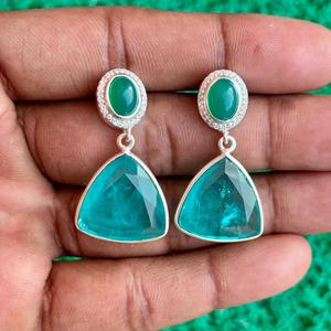 Pendientes colgantes de piedras preciosas azules de Paraiba hechos a mano, piedra acuática de corte triangular con ajuste plateado para mujer - Product Image 2