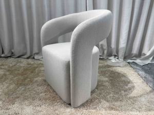 Silla de Comedor Moderna <span class=keywords><strong>Walsh</strong></span> con Brazos, Estructura de Madera y Diseño Estable para Comedor o Apartamento - Product Image 1